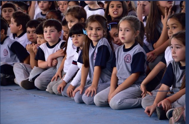 Estudiantes del Colegio Pierre Teilhard de Chardin en una actividad escolar